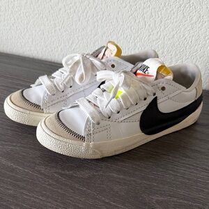Nike White and Black Sneakers - Women’s Size 8